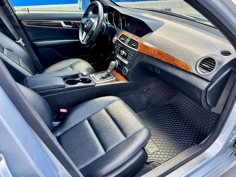Mercedes-Benz C250 Sport RWD Vehicle Full-screen Gallery Image 19