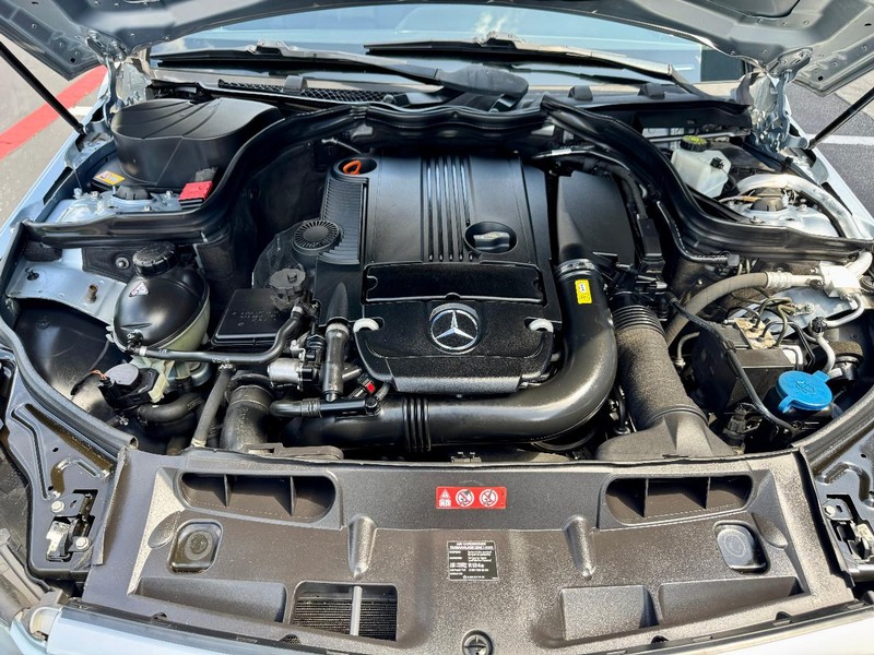 Mercedes-Benz C250 Sport RWD Vehicle Full-screen Gallery Image 20