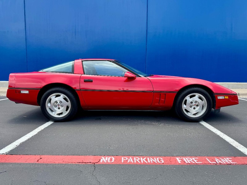 Chevrolet Corvette Vehicle Full-screen Gallery Image 03