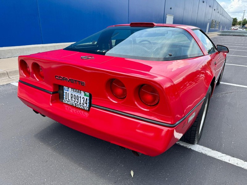 Chevrolet Corvette Vehicle Full-screen Gallery Image 04