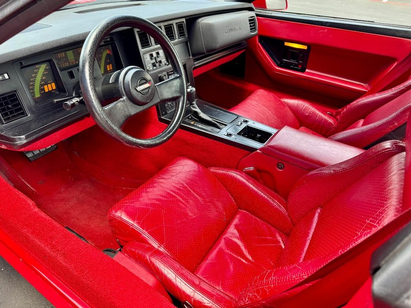 Chevrolet Corvette Vehicle Full-screen Gallery Image 05
