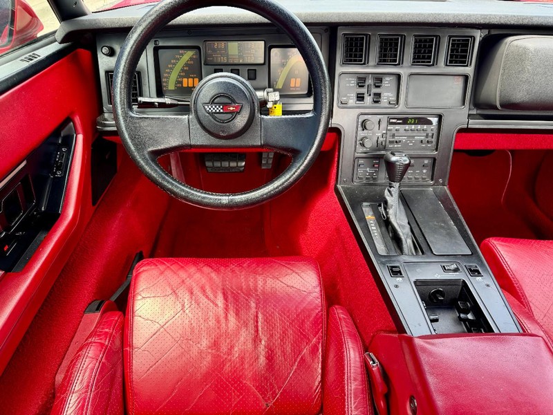 Chevrolet Corvette Vehicle Full-screen Gallery Image 06