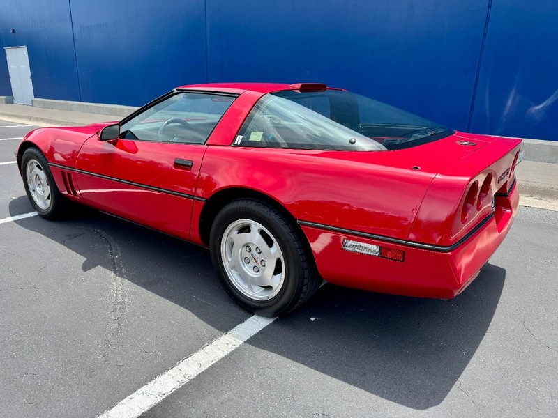Chevrolet Corvette Vehicle Full-screen Gallery Image 09
