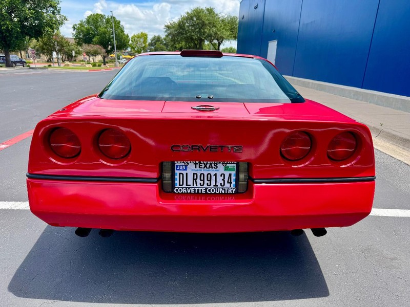 Chevrolet Corvette Vehicle Full-screen Gallery Image 11