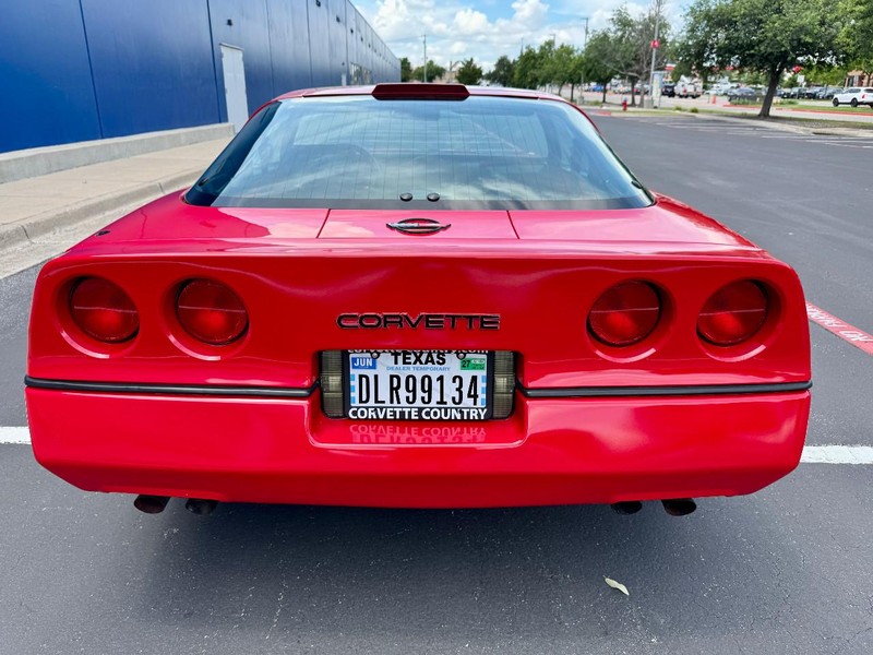 Chevrolet Corvette Vehicle Full-screen Gallery Image 16