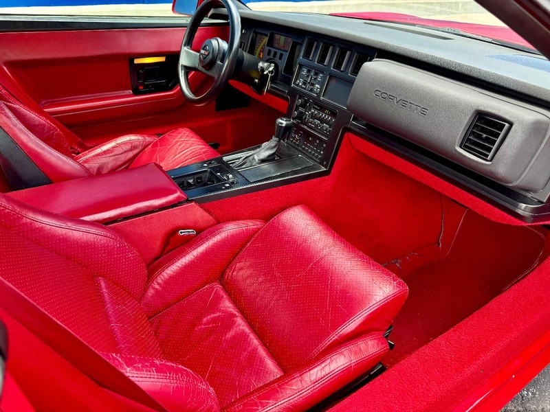 Chevrolet Corvette Vehicle Full-screen Gallery Image 17