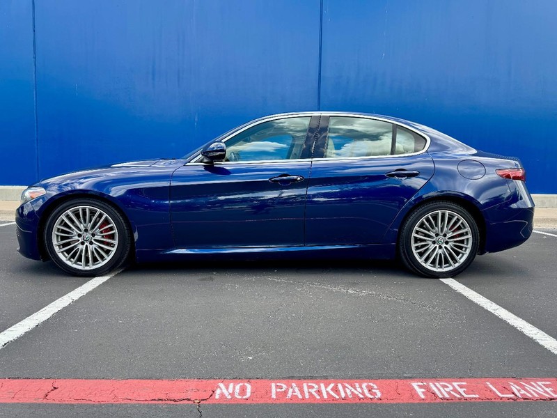 Alfa Romeo Giulia Ti RWD Vehicle Full-screen Gallery Image 01