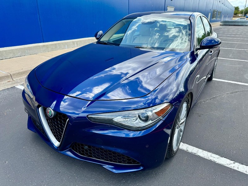 Alfa Romeo Giulia Ti RWD Vehicle Full-screen Gallery Image 02