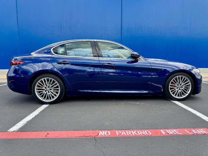 Alfa Romeo Giulia Ti RWD Vehicle Full-screen Gallery Image 03