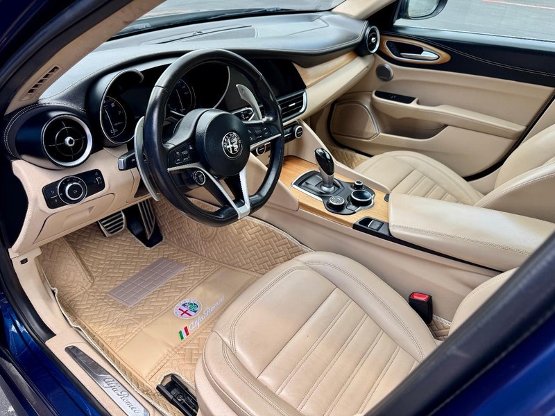 Alfa Romeo Giulia Ti RWD Vehicle Full-screen Gallery Image 05