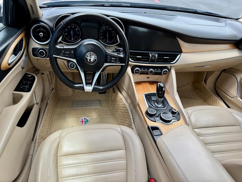Alfa Romeo Giulia Ti RWD Vehicle Full-screen Gallery Image 06