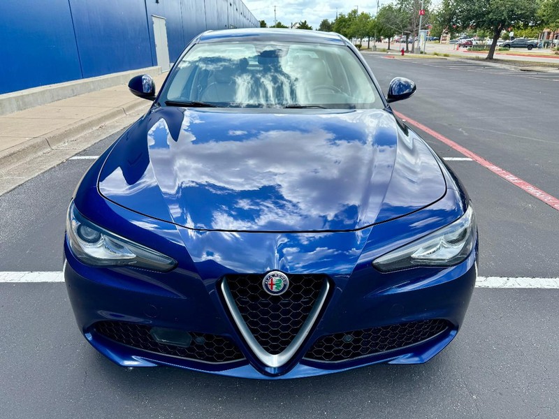 Alfa Romeo Giulia Ti RWD Vehicle Full-screen Gallery Image 07
