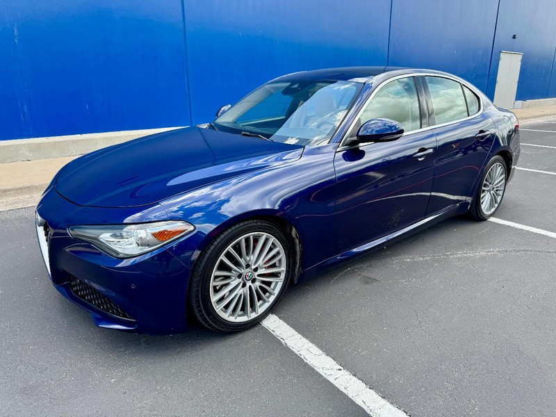 Alfa Romeo Giulia Ti RWD Vehicle Full-screen Gallery Image 08