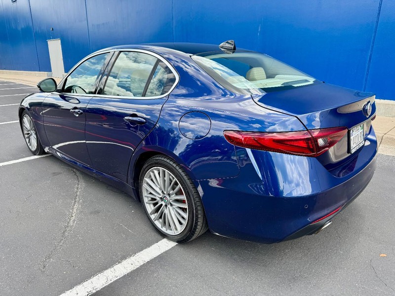 Alfa Romeo Giulia Ti RWD Vehicle Full-screen Gallery Image 09
