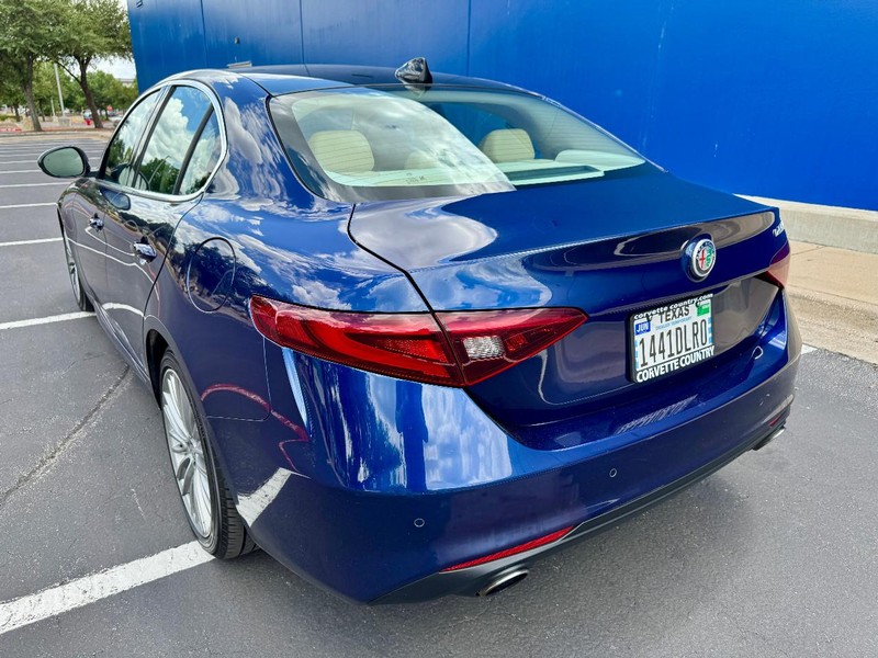 Alfa Romeo Giulia Ti RWD Vehicle Full-screen Gallery Image 10