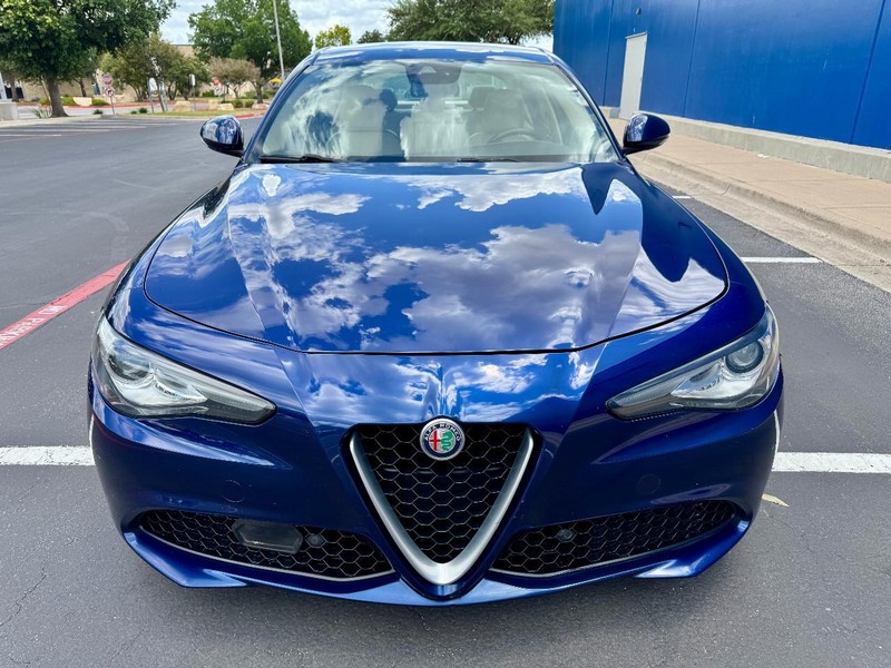 Alfa Romeo Giulia Ti RWD Vehicle Full-screen Gallery Image 12
