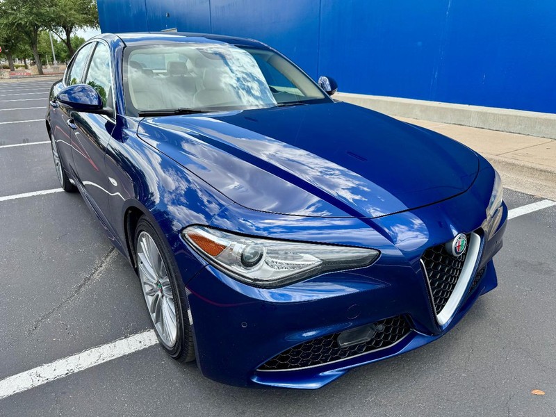 Alfa Romeo Giulia Ti RWD Vehicle Full-screen Gallery Image 13