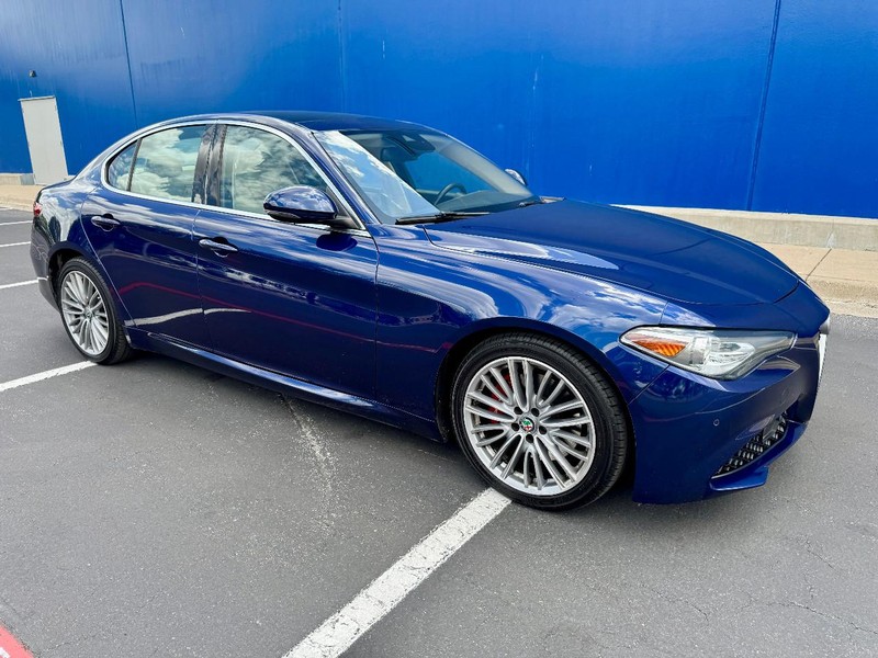 Alfa Romeo Giulia Ti RWD Vehicle Full-screen Gallery Image 14