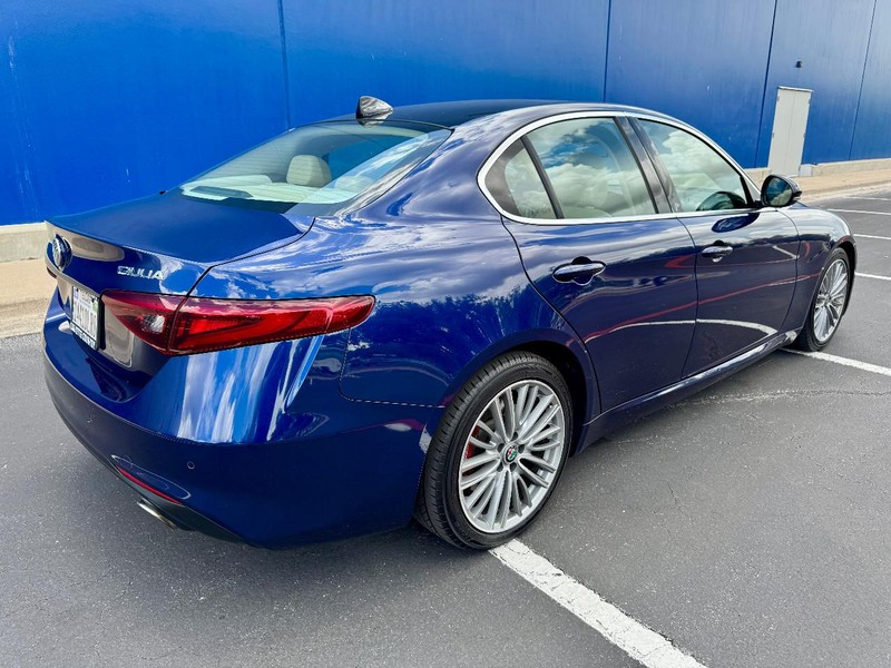 Alfa Romeo Giulia Ti RWD Vehicle Full-screen Gallery Image 15