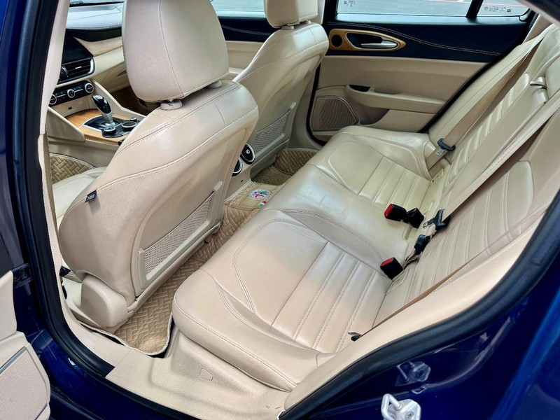Alfa Romeo Giulia Ti RWD Vehicle Full-screen Gallery Image 17
