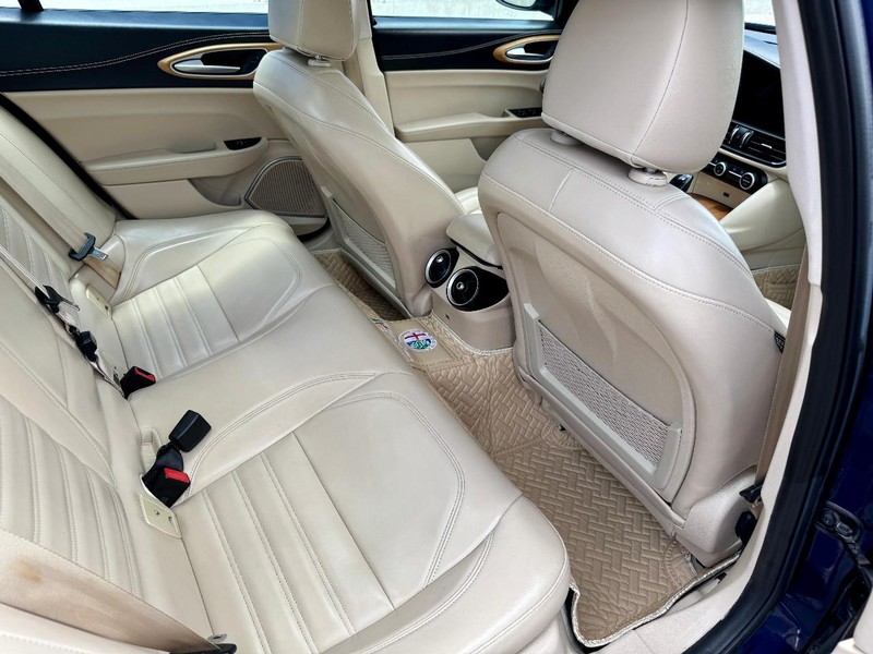 Alfa Romeo Giulia Ti RWD Vehicle Full-screen Gallery Image 18