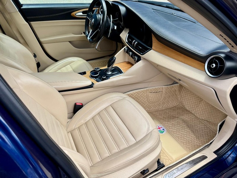 Alfa Romeo Giulia Ti RWD Vehicle Full-screen Gallery Image 19