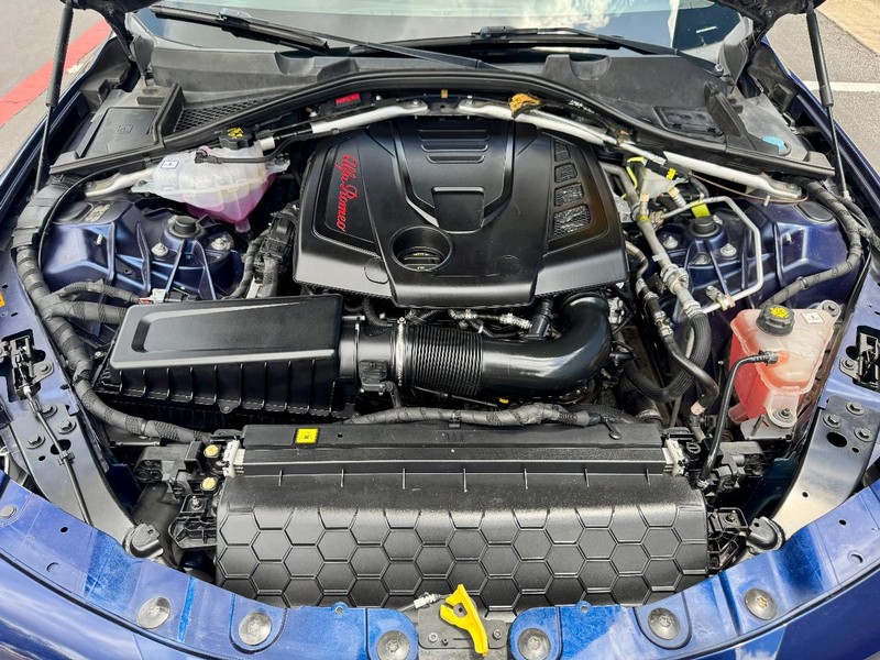 Alfa Romeo Giulia Ti RWD Vehicle Full-screen Gallery Image 20