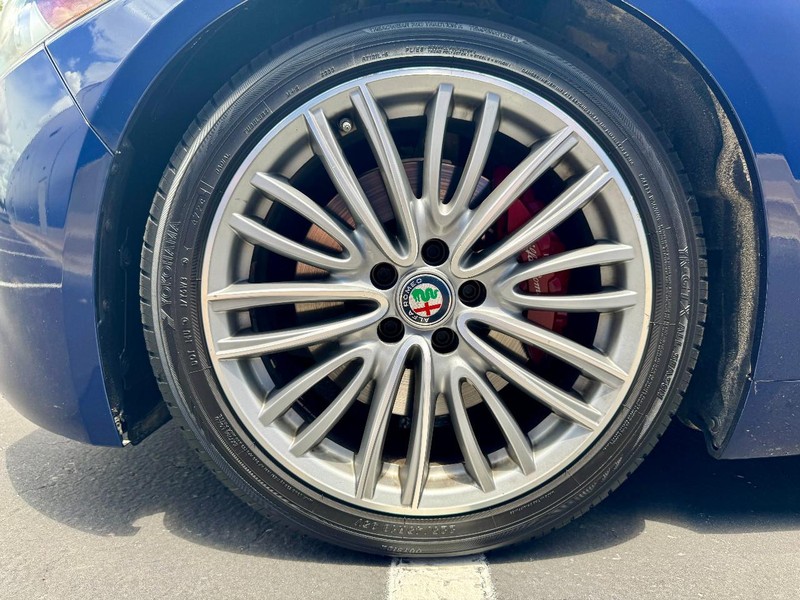 Alfa Romeo Giulia Ti RWD Vehicle Full-screen Gallery Image 21