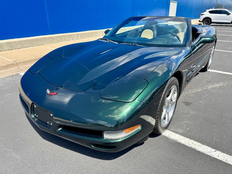 Chevrolet Corvette Vehicle Full-screen Gallery Image 02