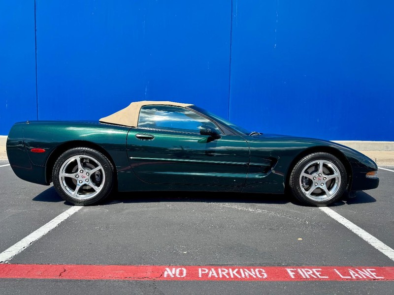 Chevrolet Corvette Vehicle Full-screen Gallery Image 03