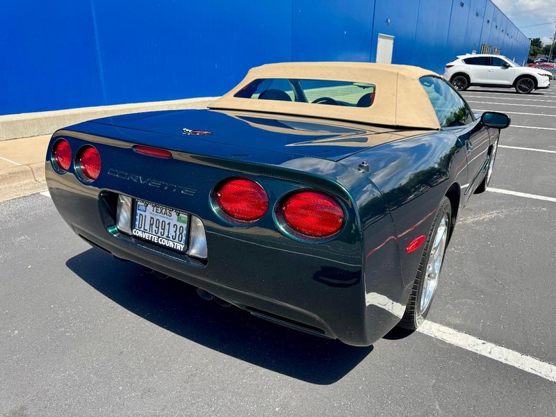 Chevrolet Corvette Vehicle Full-screen Gallery Image 04