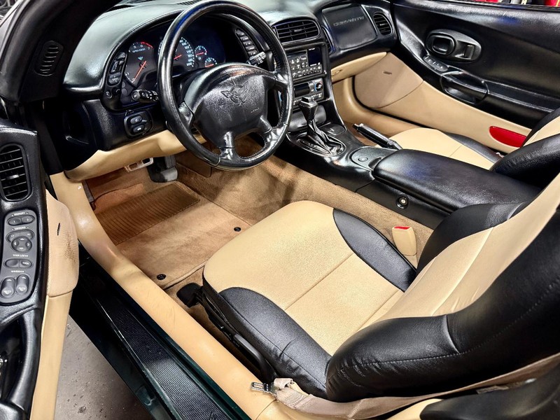 Chevrolet Corvette Vehicle Full-screen Gallery Image 05