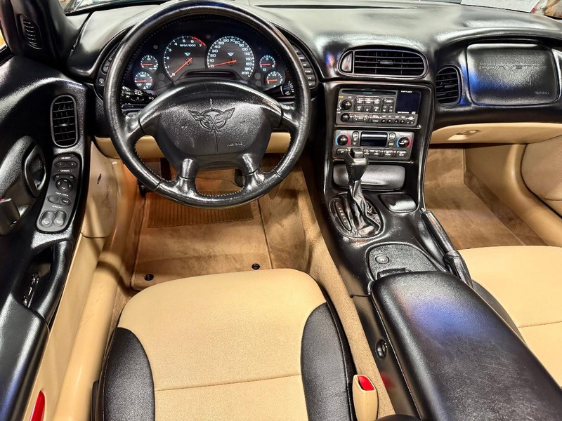 Chevrolet Corvette Vehicle Full-screen Gallery Image 06