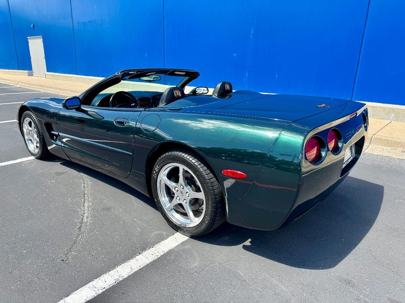 Chevrolet Corvette Vehicle Full-screen Gallery Image 09