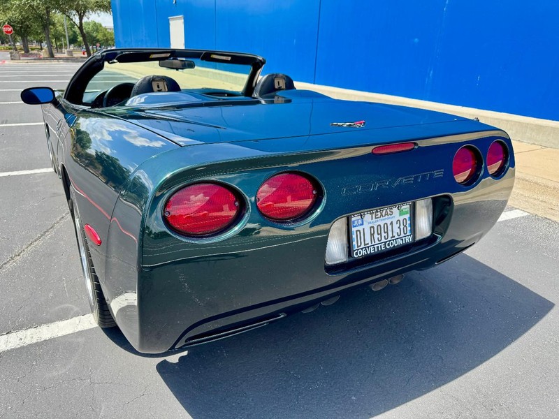 Chevrolet Corvette Vehicle Full-screen Gallery Image 10