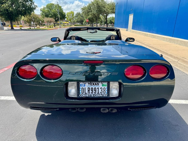 Chevrolet Corvette Vehicle Full-screen Gallery Image 11
