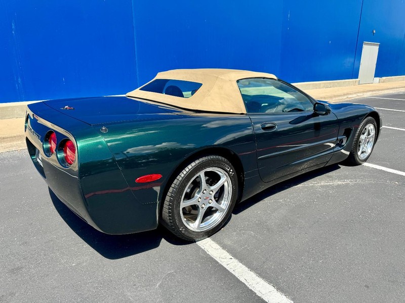 Chevrolet Corvette Vehicle Full-screen Gallery Image 15