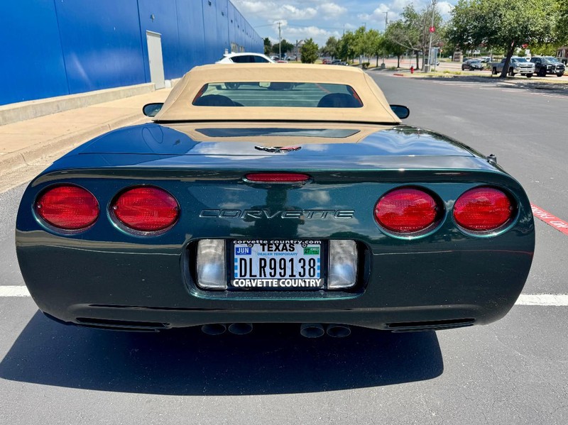 Chevrolet Corvette Vehicle Full-screen Gallery Image 16