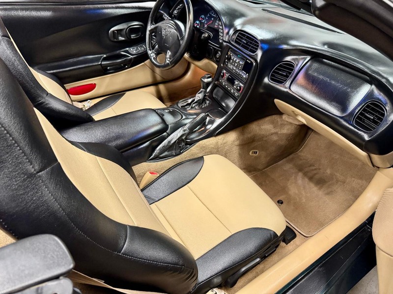 Chevrolet Corvette Vehicle Full-screen Gallery Image 17