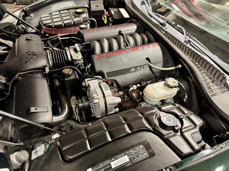 Chevrolet Corvette Vehicle Full-screen Gallery Image 18