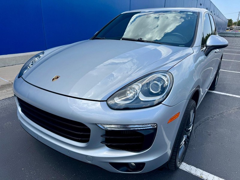 Porsche Cayenne S Vehicle Full-screen Gallery Image 02