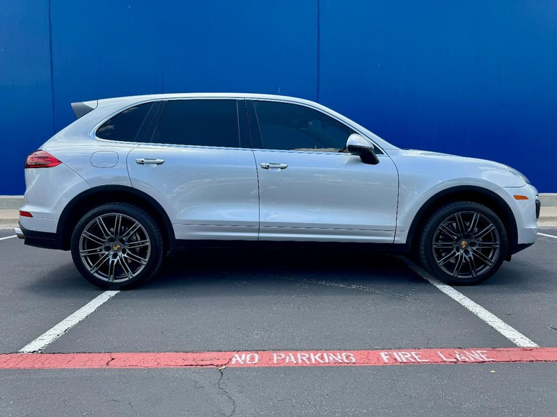 Porsche Cayenne S Vehicle Full-screen Gallery Image 03