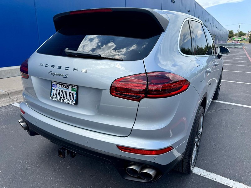 Porsche Cayenne S Vehicle Full-screen Gallery Image 04