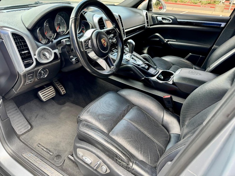 Porsche Cayenne S Vehicle Full-screen Gallery Image 05