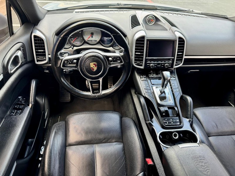 Porsche Cayenne S Vehicle Full-screen Gallery Image 06