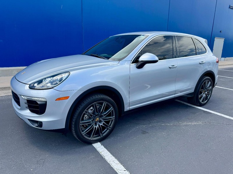 Porsche Cayenne S Vehicle Full-screen Gallery Image 08