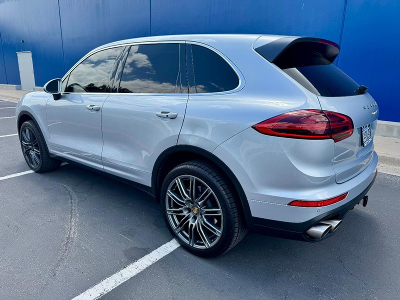 Porsche Cayenne S Vehicle Full-screen Gallery Image 09