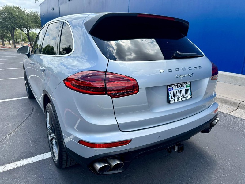 Porsche Cayenne S Vehicle Full-screen Gallery Image 10