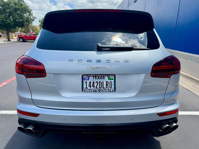 Porsche Cayenne S Vehicle Full-screen Gallery Image 11