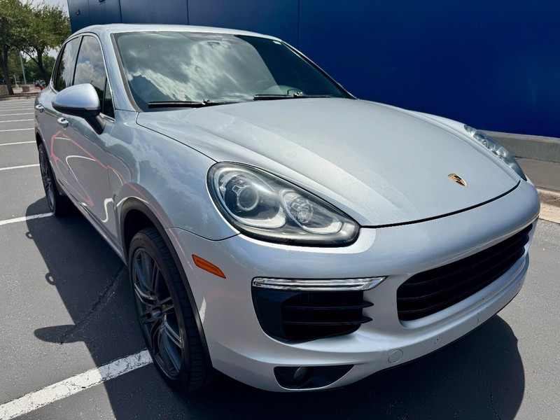Porsche Cayenne S Vehicle Full-screen Gallery Image 13